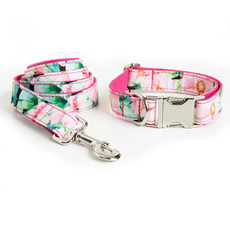 Blühende Schönheit: Hundehalsband mit rosa Blumenmuster