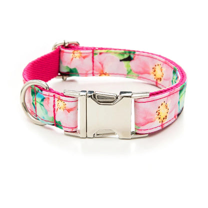 Blühende Schönheit: Hundehalsband mit rosa Blumenmuster