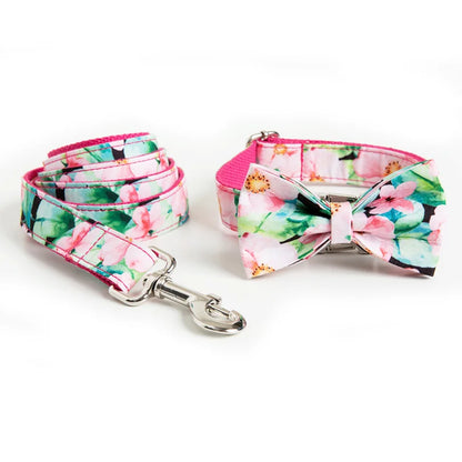 Blühende Schönheit: Hundehalsband mit rosa Blumenmuster