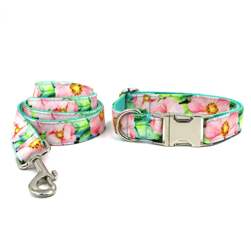 Blühende Schönheit: Hundehalsband mit rosa Blumenmuster